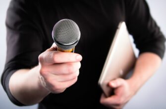 Читать надо быстро и обязательно вслух хотя бы по 3 раза в неделю. В этом